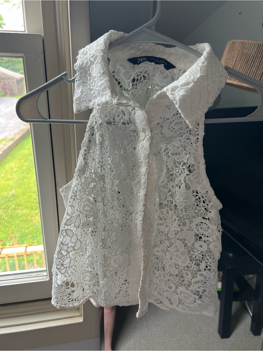 Zara White Floral Lace Collared Sleeveless Top - Picture 3 of 3